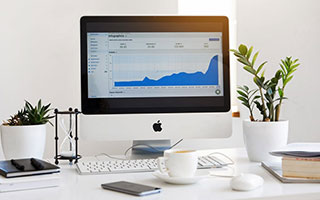 爱游戏官网-长传长射：场上那些令人震惊的远距离奇迹，长传集锦